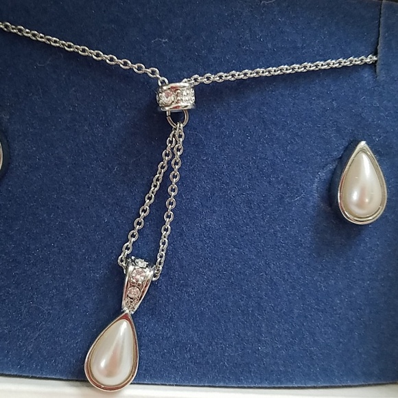 Matching pendant and pierced earrings - Picture 2 of 4